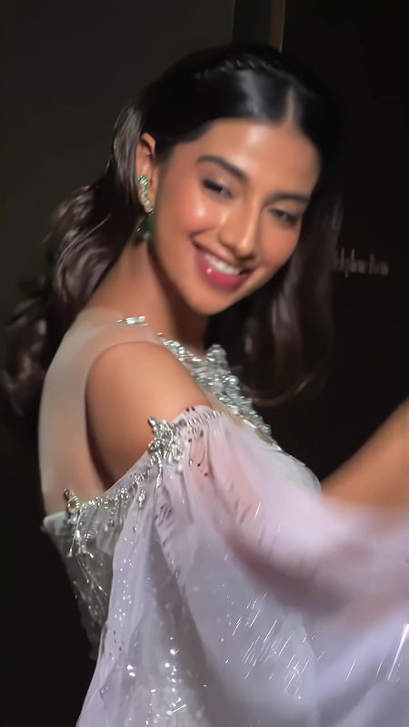 MEENAKSHI CHAUDHARY DESIRABLE AND SEDUCTIVE BTS SHOOT HQ VIDEO