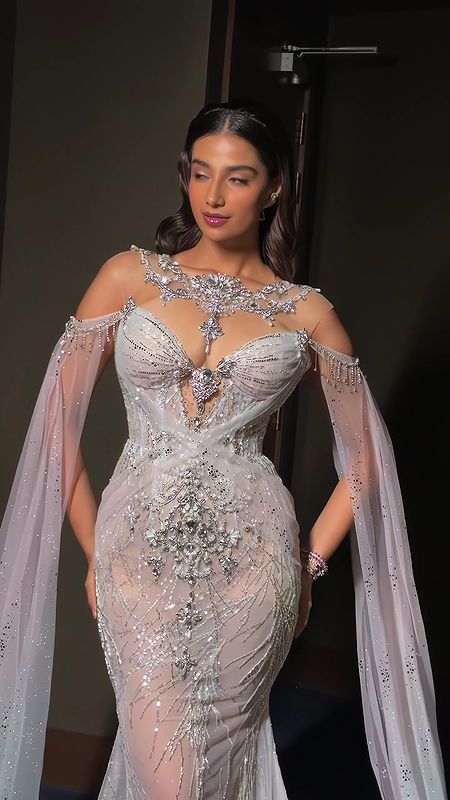 MEENAKSHI CHAUDHARY DESIRABLE AND SEDUCTIVE BTS SHOOT HQ VIDEO