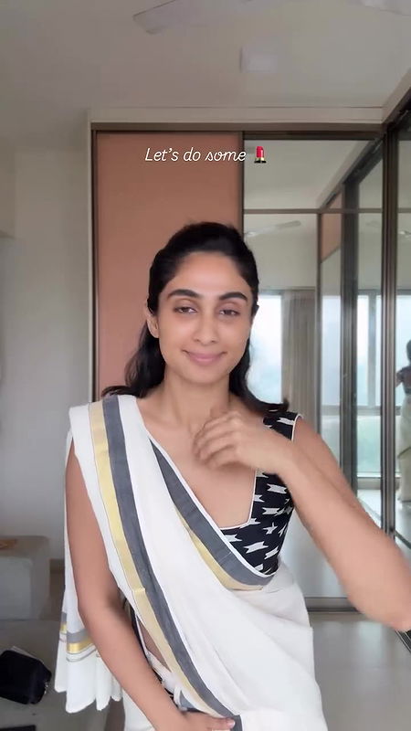 Malayalam Tamil actress open navel and boobs in Kerala saree