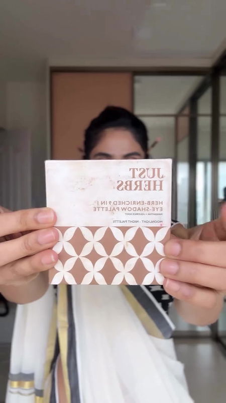 Malayalam Tamil actress open navel and boobs in Kerala saree