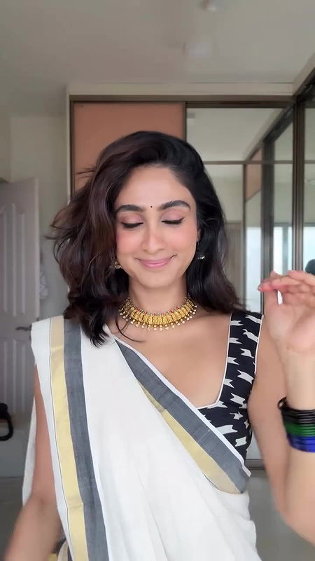 Malayalam Tamil actress open navel and boobs in Kerala saree