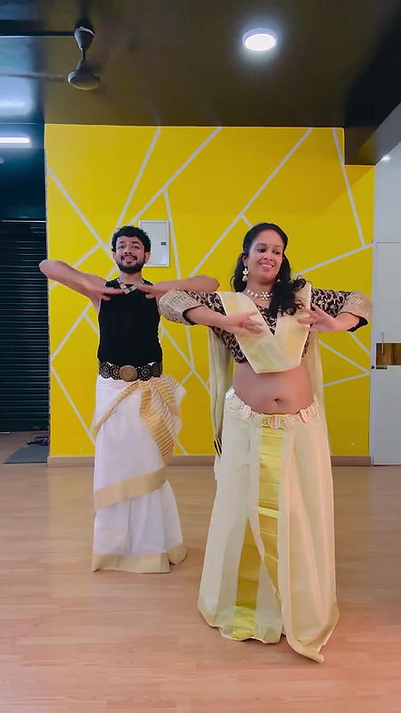 malayali lady fleshy navel in traditional kerala dresss