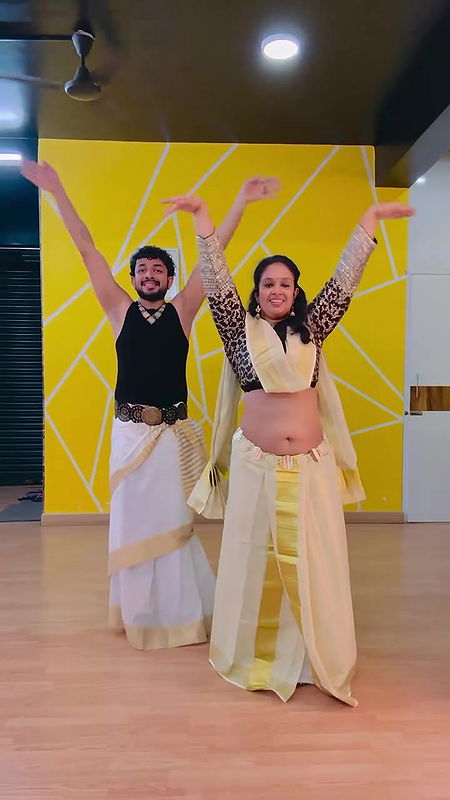 malayali lady fleshy navel in traditional kerala dresss