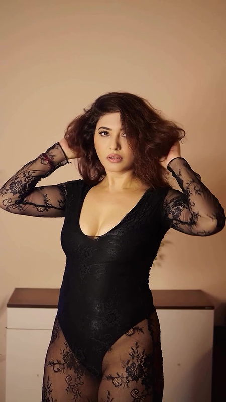 Poonam Rajput sexy thigh pussy show in transparent bikini