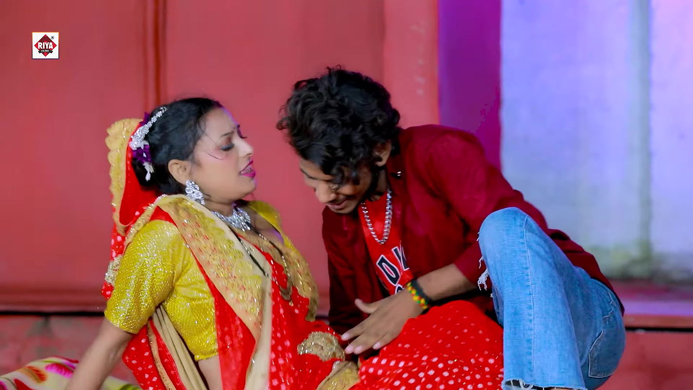 Horny Anjali ass grabbed & pussy area pressed, sexy navel, thigh & armpit shows4