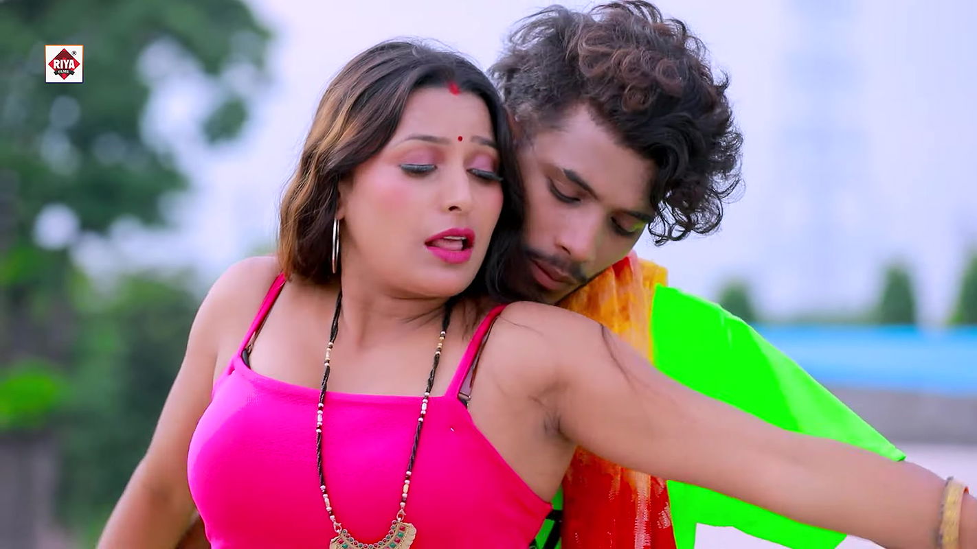 Horny Anjali ass grabbed & pussy area pressed, sexy navel, thigh & armpit shows4