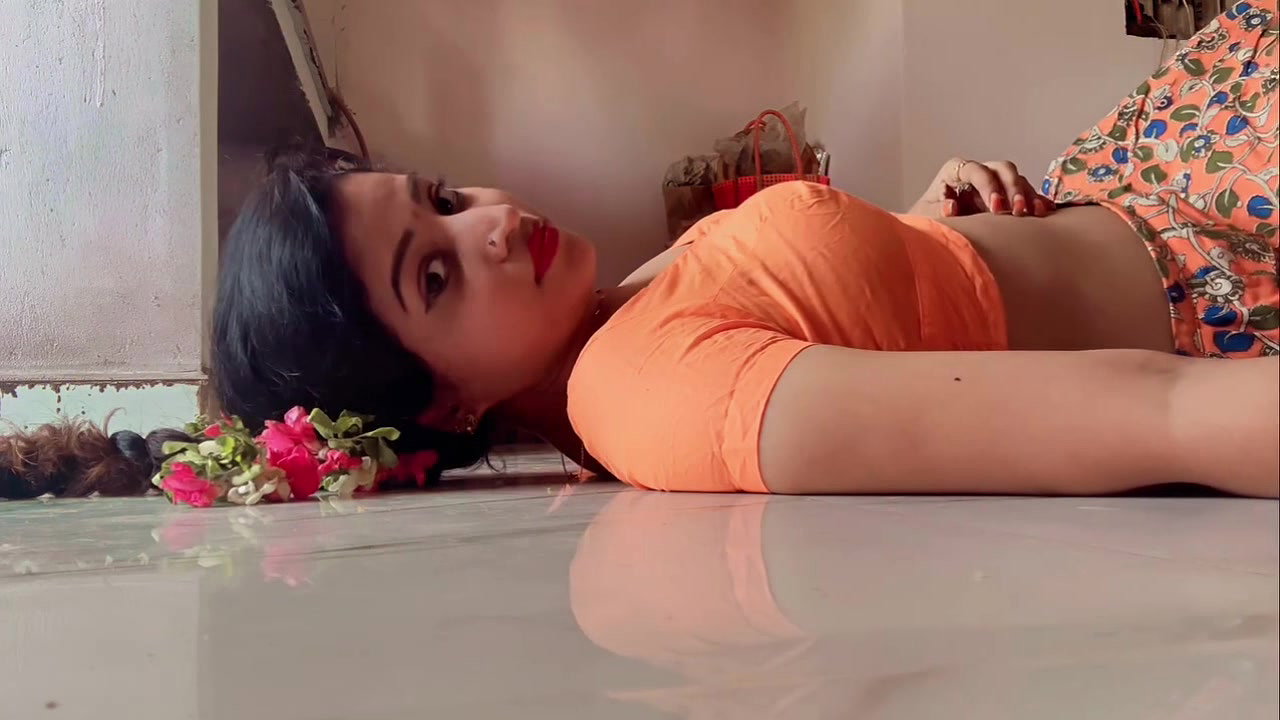 Hot Insta Model huge boobs navel show in blouse