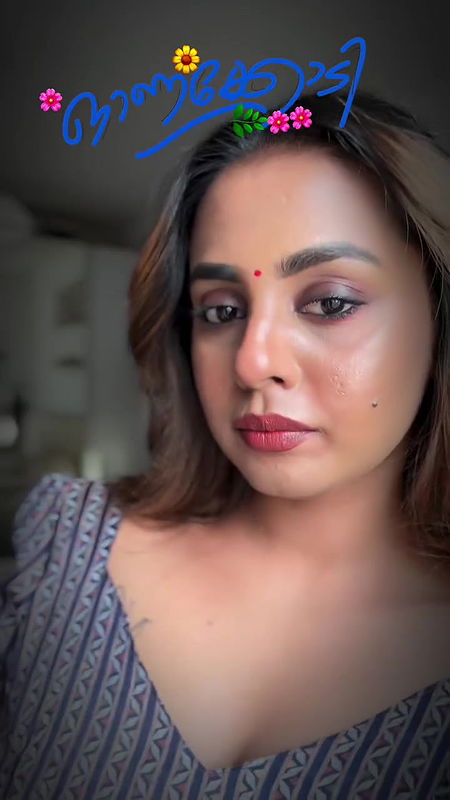 sexy busty malayali girl navel and boobs in kerala saree