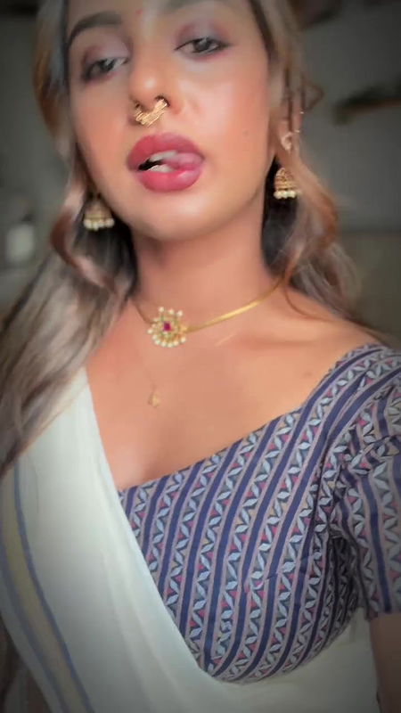 sexy busty malayali girl navel and boobs in kerala saree