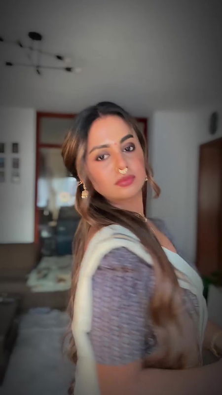 sexy busty malayali girl navel and boobs in kerala saree