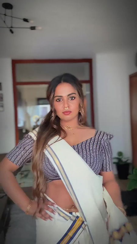 sexy busty malayali girl navel and boobs in kerala saree