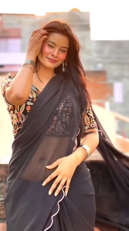 SEXY MODEL FIGURE BABE DESIRABLE LOOKS IN SAREE
