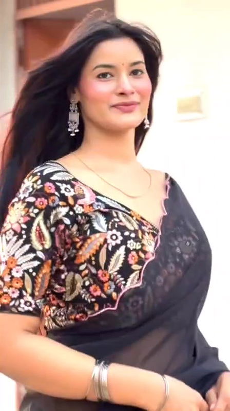 SEXY MODEL FIGURE BABE DESIRABLE LOOKS IN SAREE