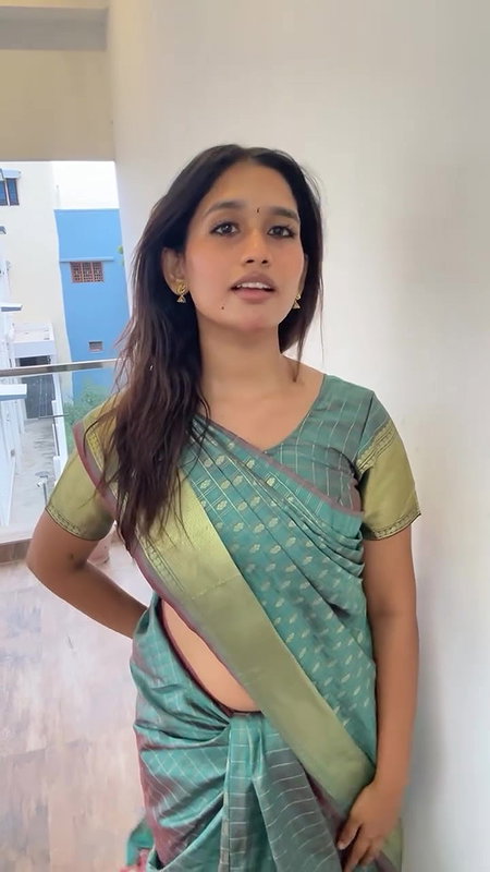 sexy tamil lady navel in green saree