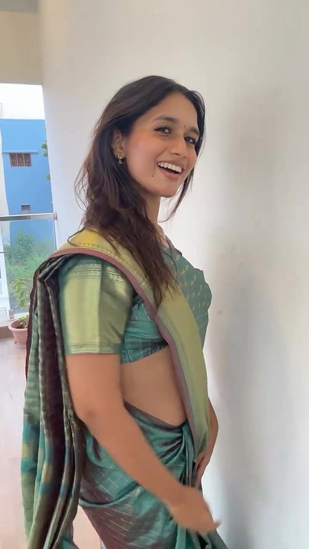 sexy tamil lady navel in green saree