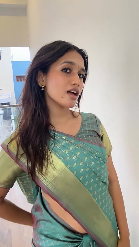 sexy tamil lady navel in green saree