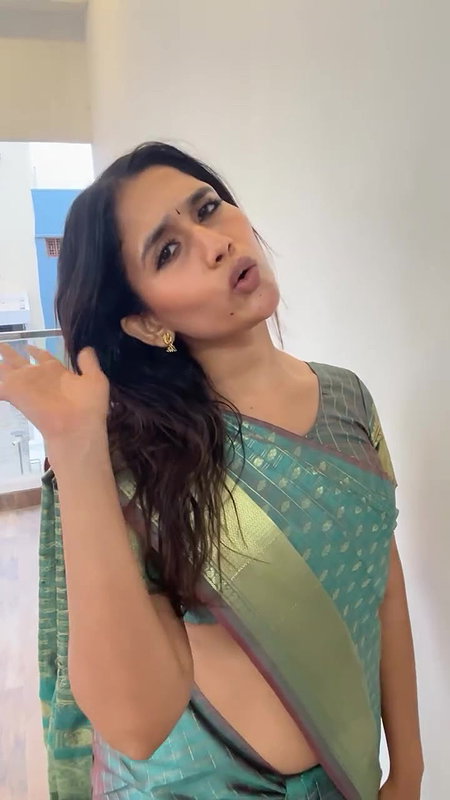 sexy tamil lady navel in green saree