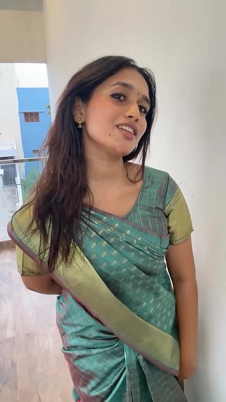 sexy tamil lady navel in green saree