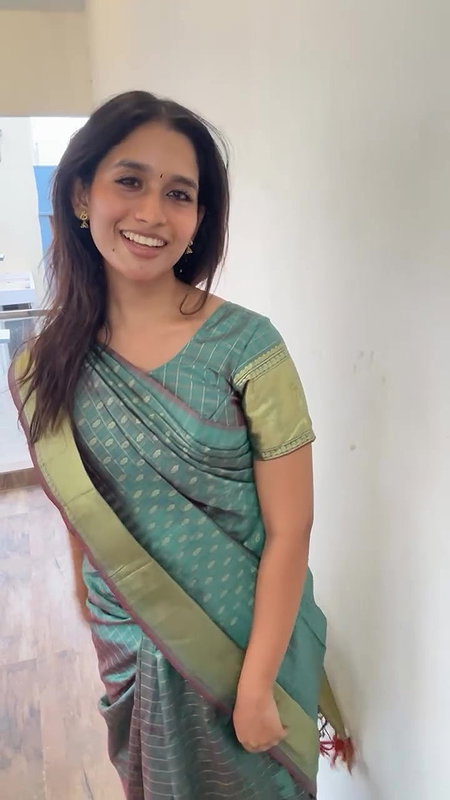 sexy tamil lady navel in green saree