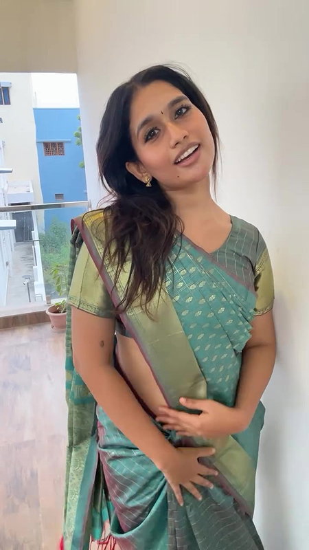 sexy tamil lady navel in green saree