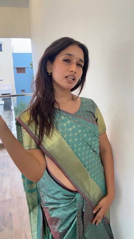sexy tamil lady navel in green saree