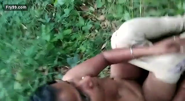 Desi couple caught fucking outdoor