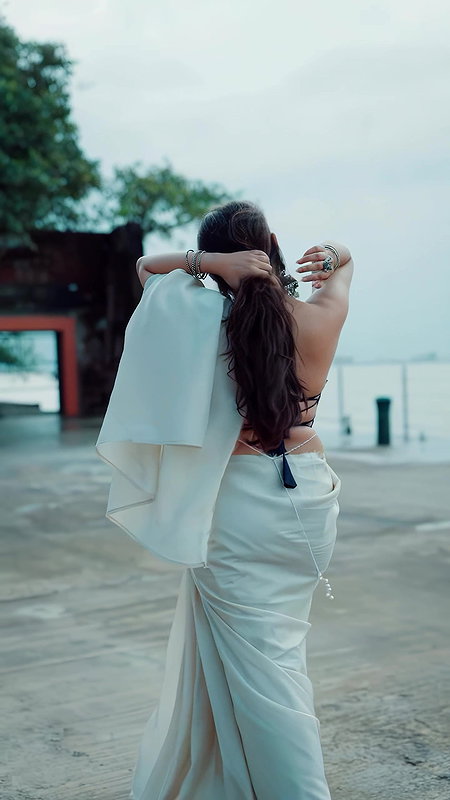 UTKARSHICA WILD BOMBSHELL BACKLESS LISTY TEASE IN SAREE HQ VIDEO2