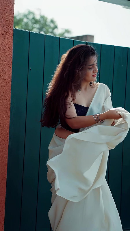 UTKARSHICA WILD BOMBSHELL BACKLESS LISTY TEASE IN SAREE HQ VIDEO2