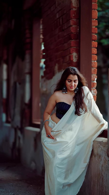 UTKARSHICA WILD BOMBSHELL BACKLESS LISTY TEASE IN SAREE HQ VIDEO2