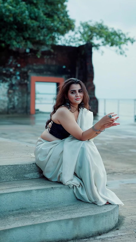 UTKARSHICA WILD BOMBSHELL BACKLESS LISTY TEASE IN SAREE HQ VIDEO2