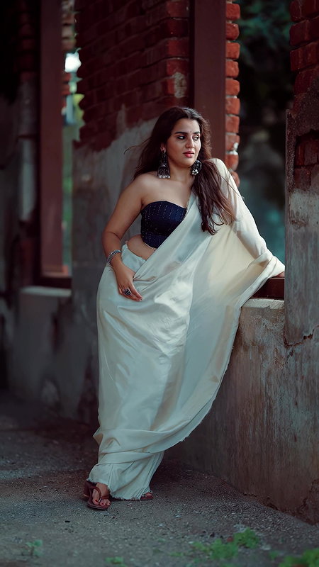 UTKARSHICA WILD BOMBSHELL BACKLESS LISTY TEASE IN SAREE HQ VIDEO2