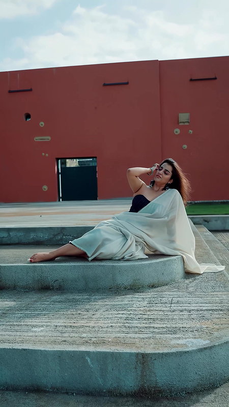 UTKARSHICA WILD BOMBSHELL BACKLESS LISTY TEASE IN SAREE HQ VIDEO2