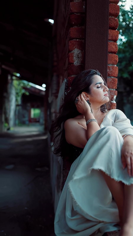 UTKARSHICA WILD BOMBSHELL BACKLESS LISTY TEASE IN SAREE HQ VIDEO2