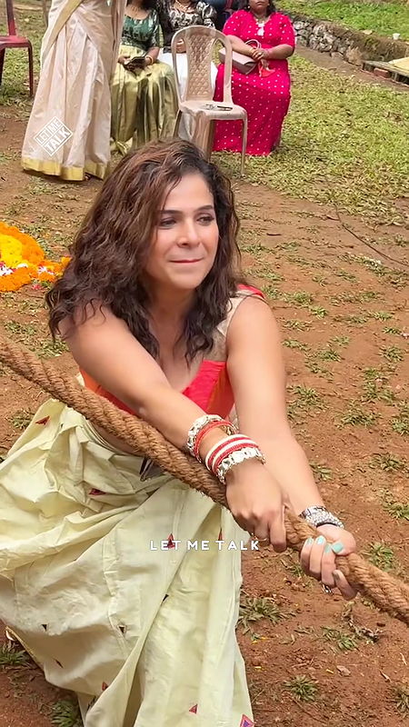 kerala gilr breasts and cleavage in kerala dress2