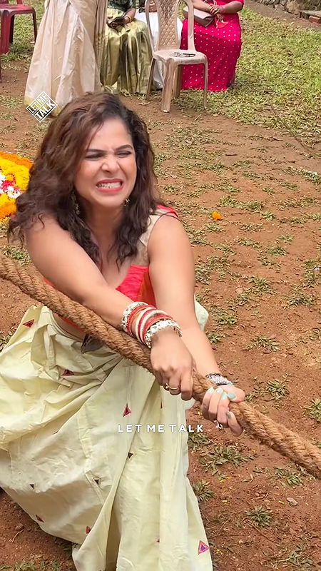 kerala gilr breasts and cleavage in kerala dress2