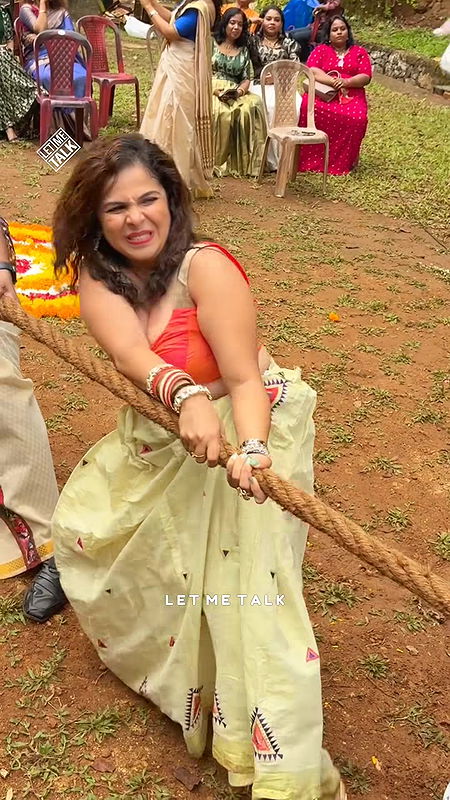 kerala gilr breasts and cleavage in kerala dress2