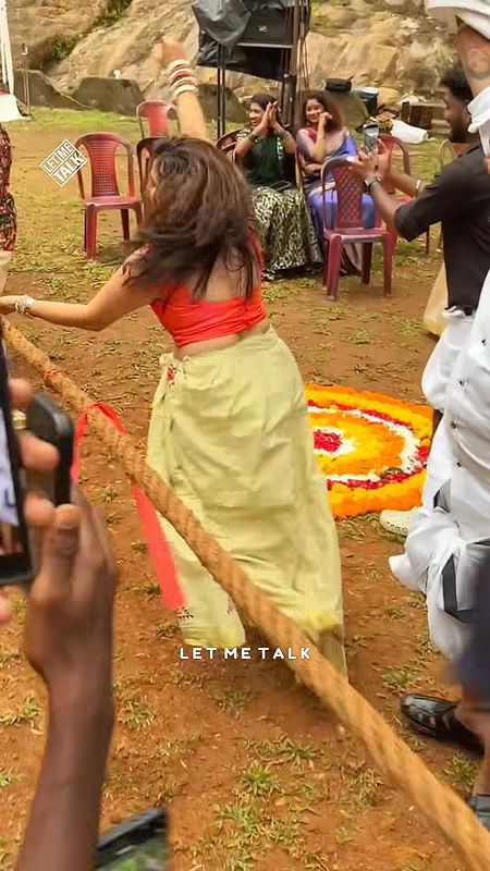 kerala gilr breasts and cleavage in kerala dress2