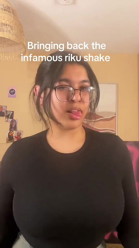 chubby girl jiggling boobs in black tsshirt2