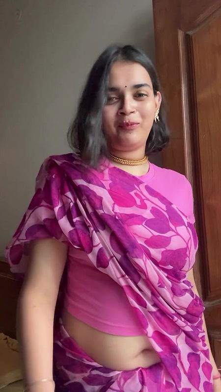 cute girl big deep navel in pink saree2
