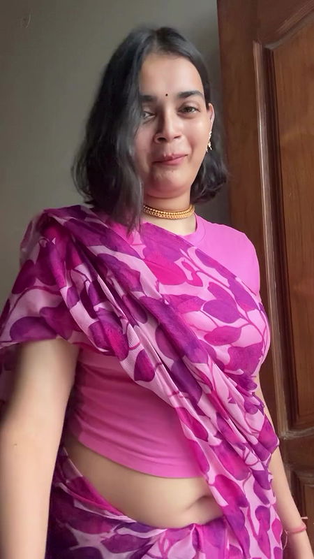 cute girl big deep navel in pink saree2