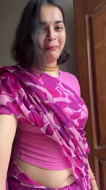 cute girl big deep navel in pink saree2