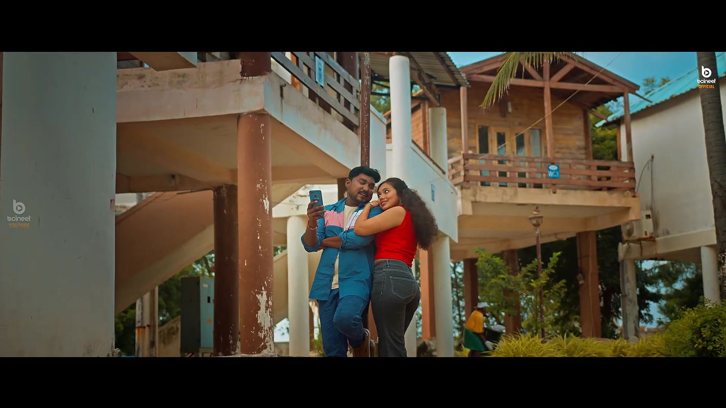 An Unknown hot saree song – Navel show2