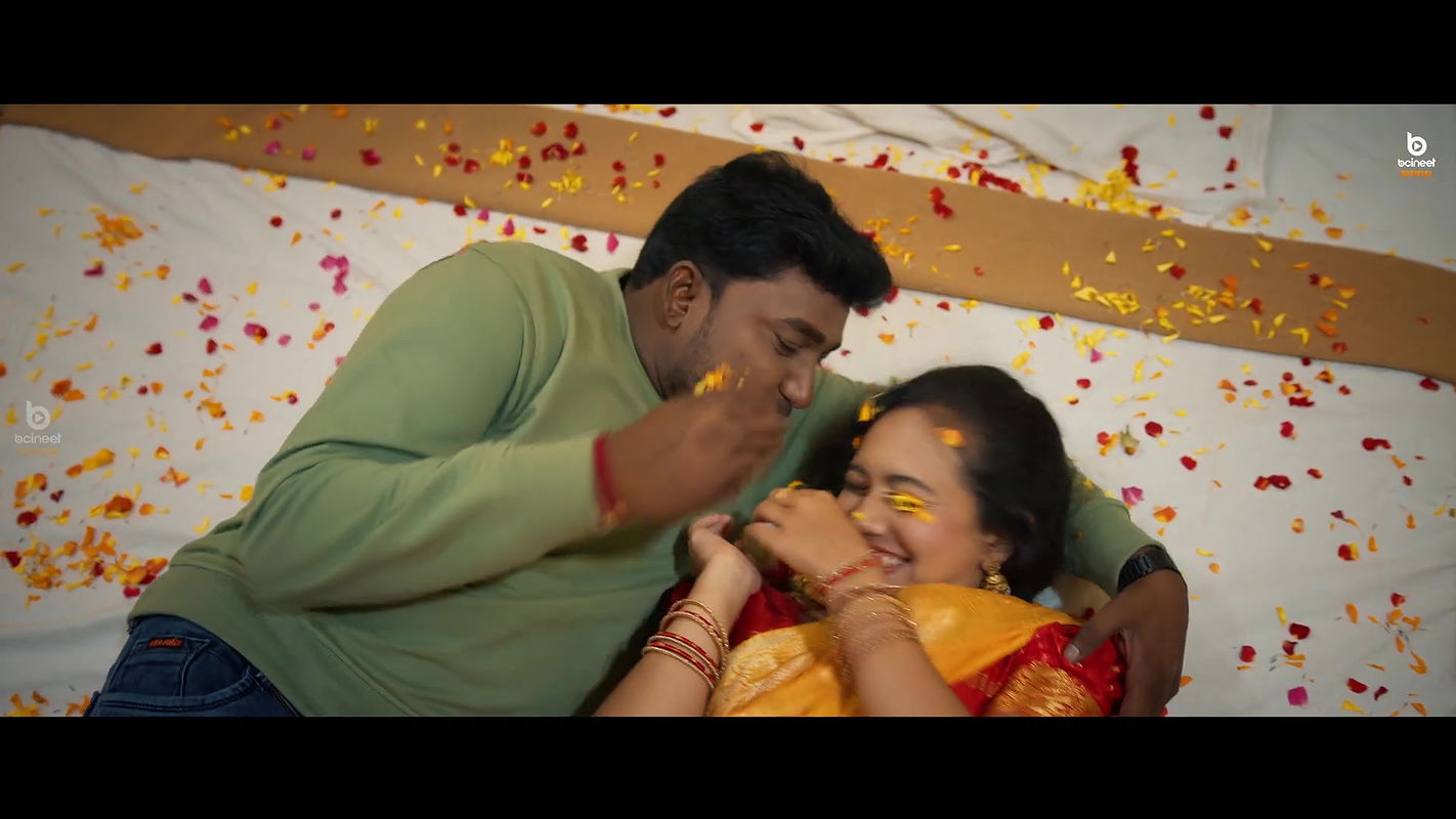 An Unknown hot saree song – Navel show2