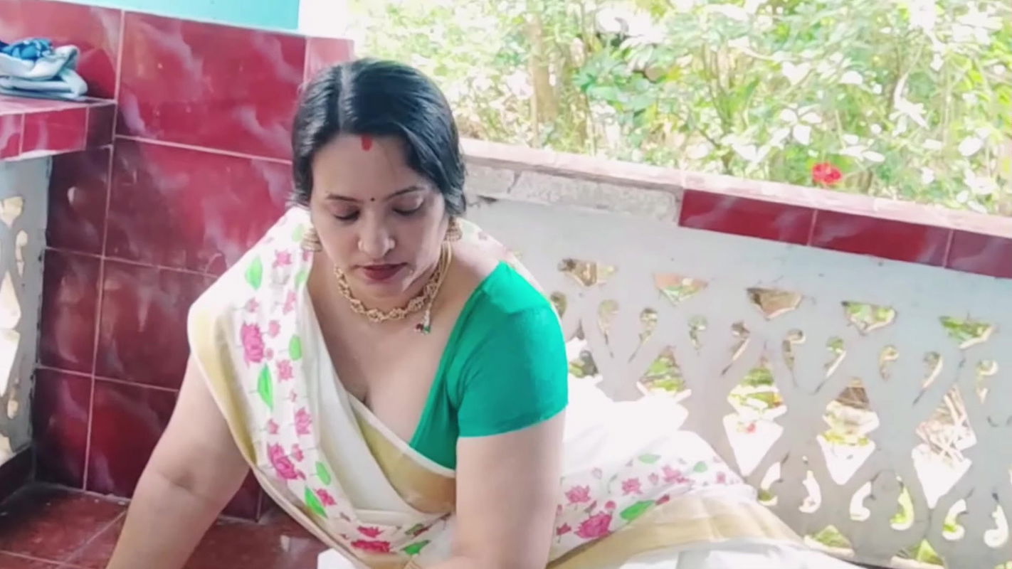 Hot Sexy aunty big boobs and tummy in kerala saree2