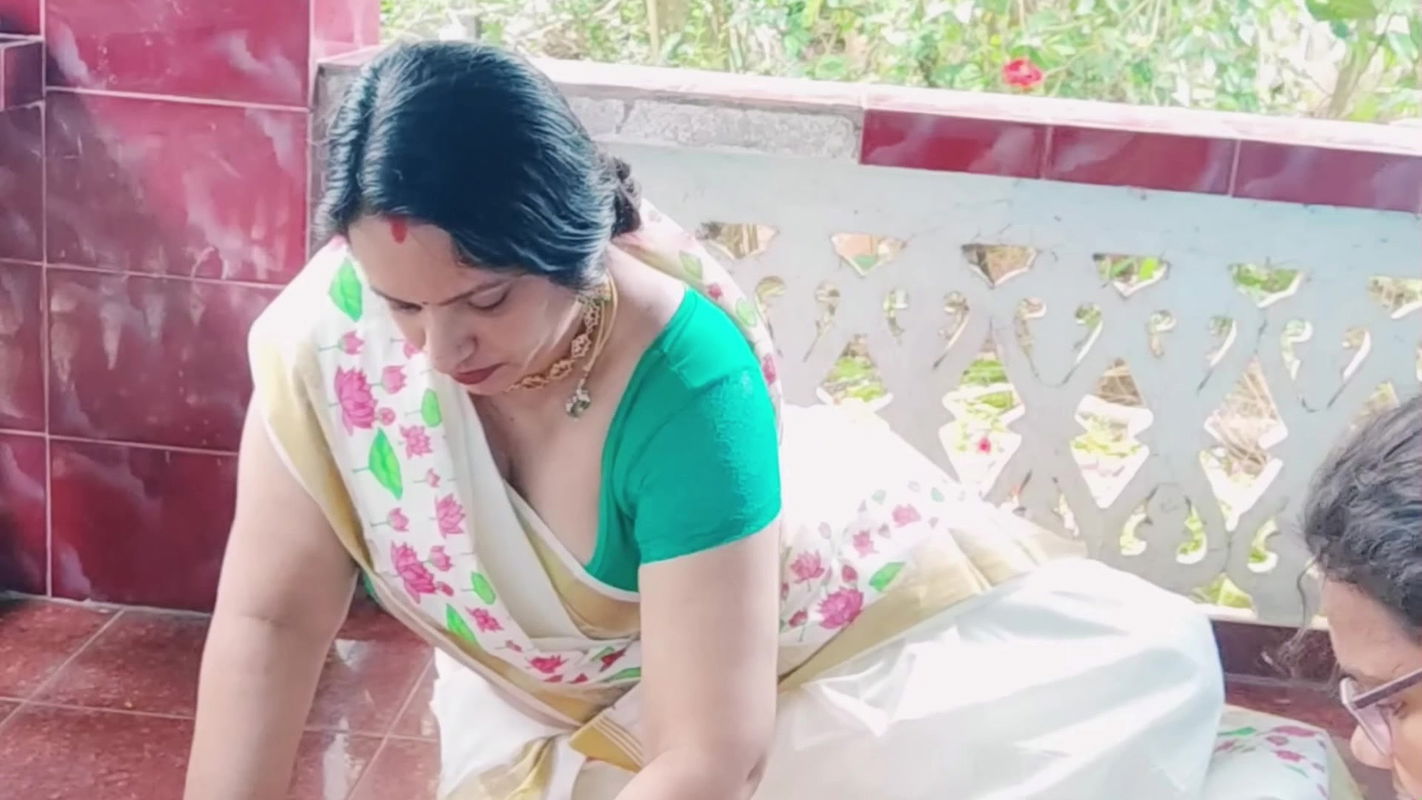 Hot Sexy aunty big boobs and tummy in kerala saree2