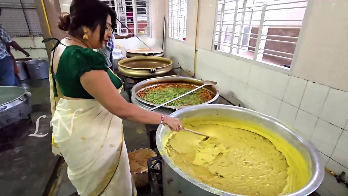 Lekshmi Nair Sexy Navel Slip,Boob,Big Ass in Kerala Saree2