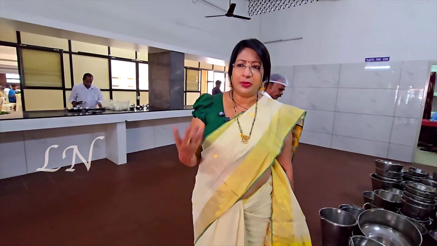 Lekshmi Nair Sexy Navel Slip,Boob,Big Ass in Kerala Saree2