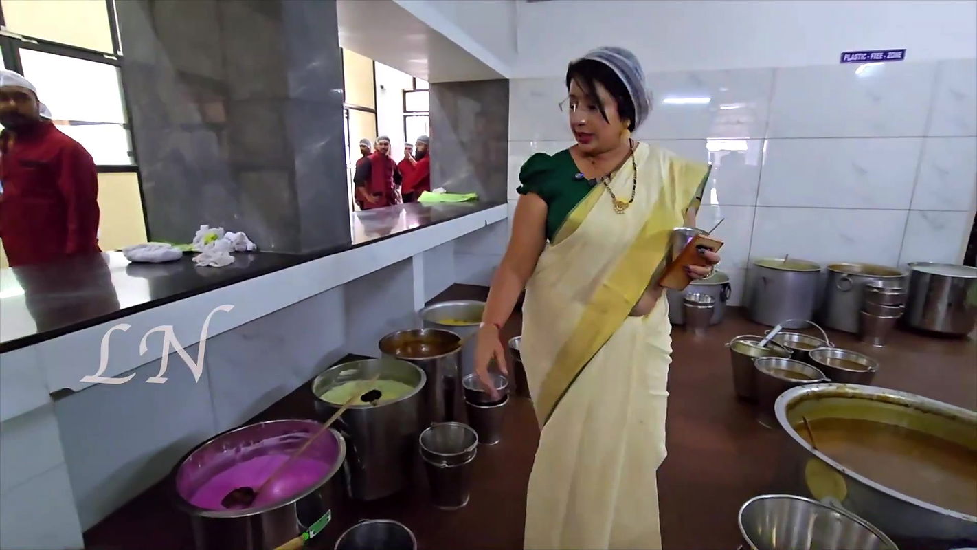 Lekshmi Nair Sexy Navel Slip,Boob,Big Ass in Kerala Saree2