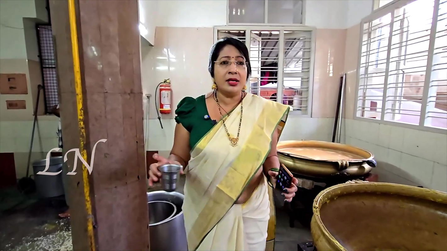 Lekshmi Nair Sexy Navel Slip,Boob,Big Ass in Kerala Saree2