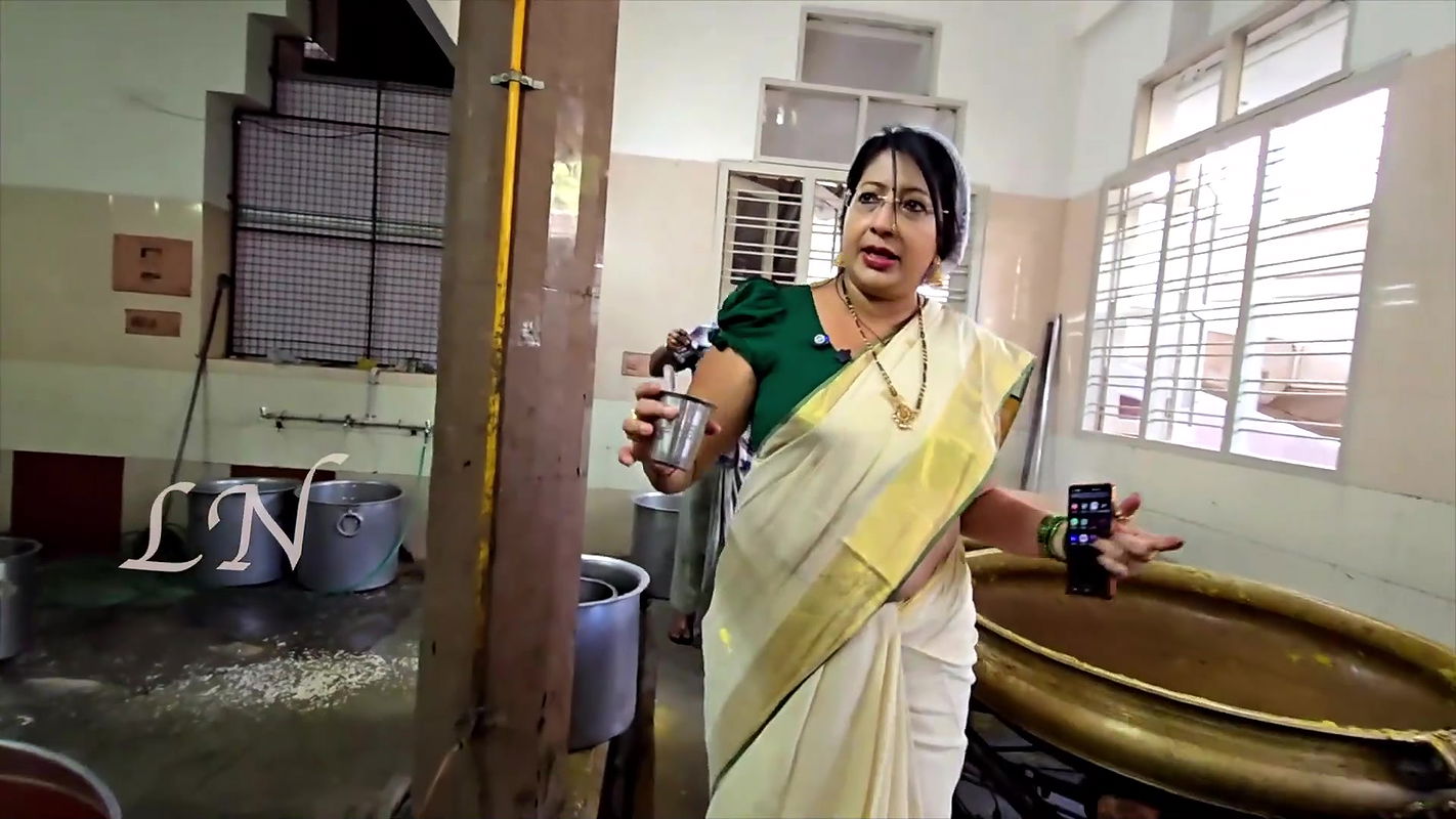 Lekshmi Nair Sexy Navel Slip,Boob,Big Ass in Kerala Saree2